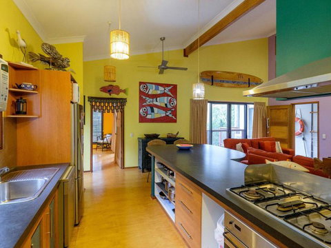 Five Bimba (Tractor House) - Accommodation Main Beach 1