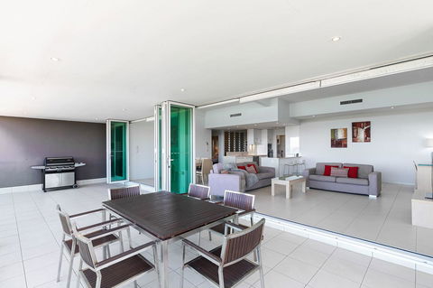 Akama Resort - Accommodation Main Beach 9