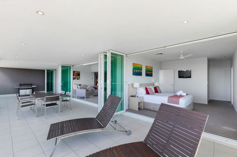 Akama Resort - Accommodation Main Beach 8