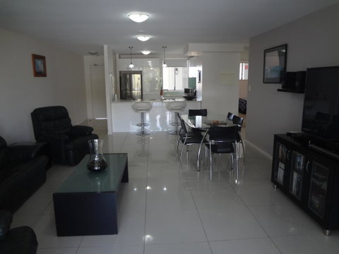 Keith's Sister - Accommodation Main Beach 13