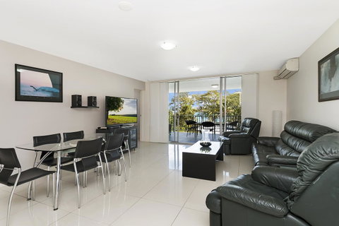 Keith's Sister - Accommodation Main Beach 0