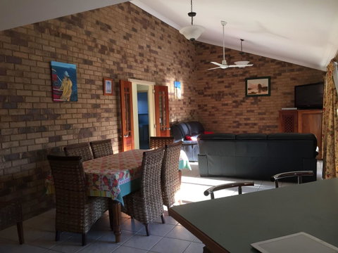 The Woorim Beach House - Accommodation Main Beach 2