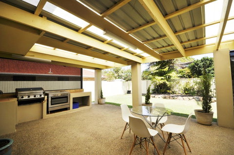 Ocean Wave - Accommodation Main Beach 19