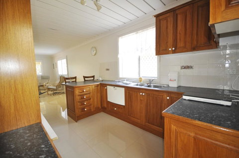 Ocean Wave - Accommodation Main Beach 7