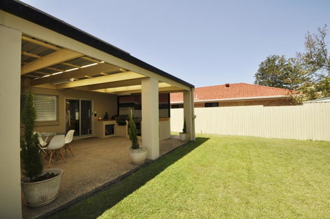 Ocean Wave - Accommodation Main Beach 21
