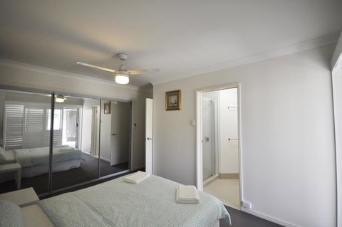 Ocean Wave - Accommodation Main Beach 13