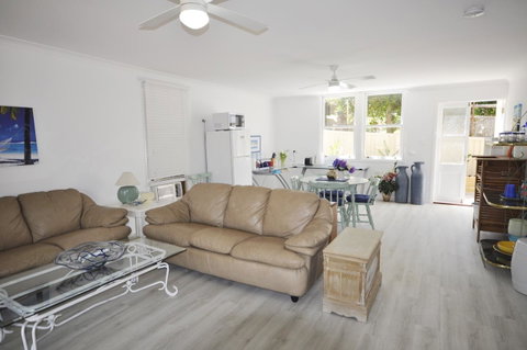 Retro Beach Flat - Accommodation Main Beach 14