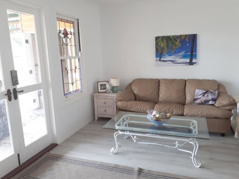 Retro Beach Flat - Accommodation Main Beach 13