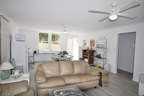 Retro Beach Flat - Accommodation Main Beach 3