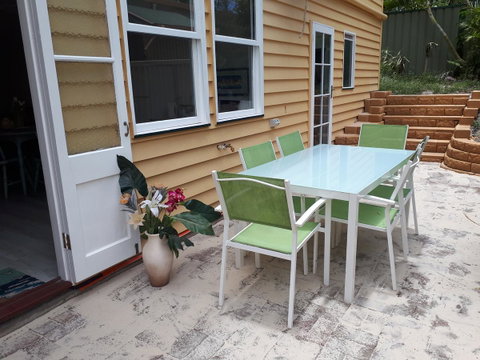 Retro Beach Flat - Accommodation Main Beach 0