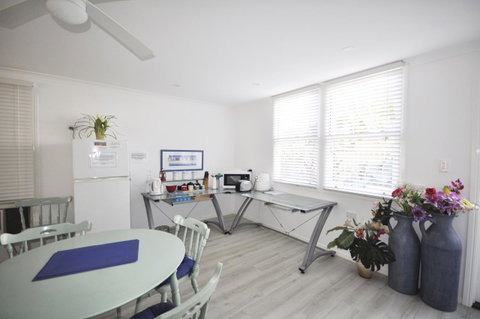 Retro Beach Flat - Accommodation Main Beach 9