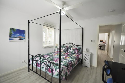 Retro Beach Flat - Accommodation Main Beach 8
