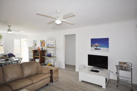 Retro Beach Flat - Accommodation Main Beach 4