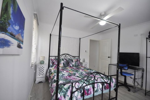 Retro Beach Flat - Accommodation Main Beach 7