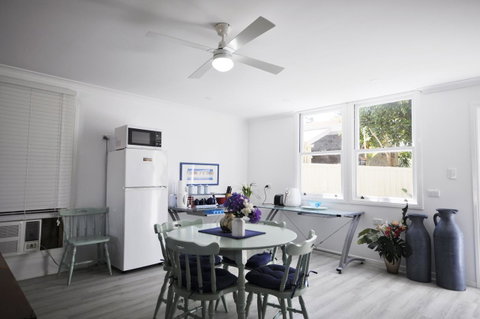 Retro Beach Flat - Accommodation Main Beach 12