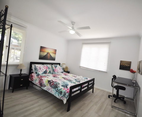 Retro Beach Flat - Accommodation Main Beach 5