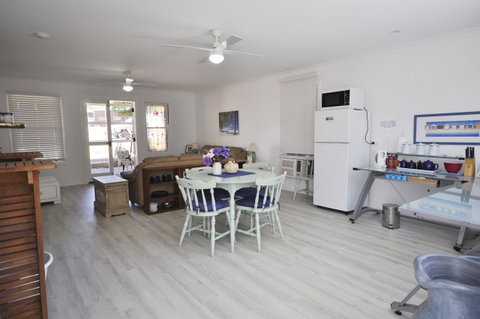 Retro Beach Flat - Accommodation Main Beach 10