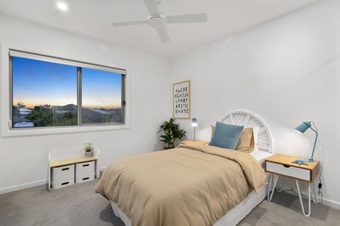 Luxury Canal Front Holiday House - Accommodation Main Beach 3