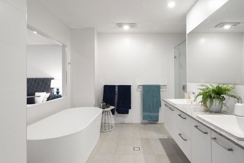 Luxury Canal Front Holiday House - Accommodation Main Beach 15