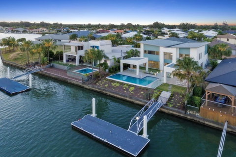 Luxury Canal Front Holiday House - Accommodation Main Beach 2