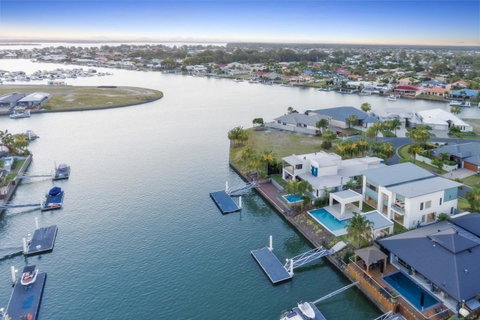 Luxury Canal Front Holiday House - Accommodation Main Beach 10