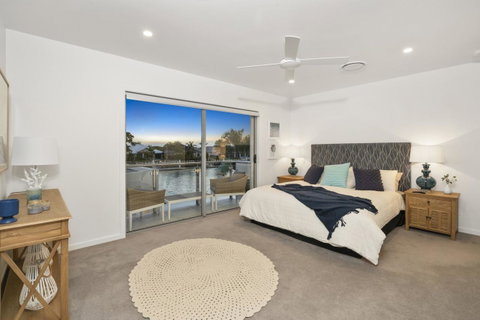 Luxury Canal Front Holiday House - Accommodation Main Beach 4