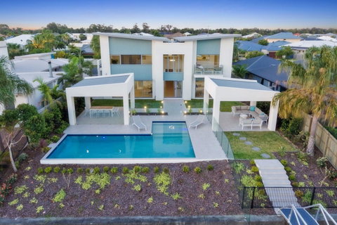 Luxury Canal Front Holiday House - Accommodation Main Beach 7