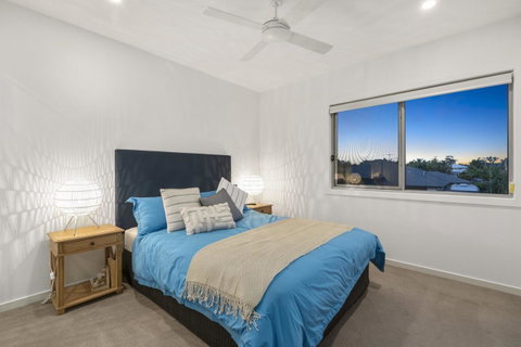 Luxury Canal Front Holiday House - Accommodation Main Beach 1