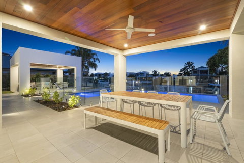 Luxury Canal Front Holiday House - Accommodation Main Beach 14