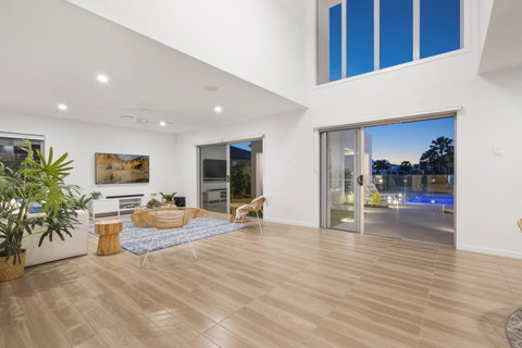 Luxury Canal Front Holiday House - Accommodation Main Beach 9