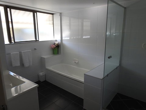 Placid Waters Holiday Apartments - Accommodation Main Beach 10