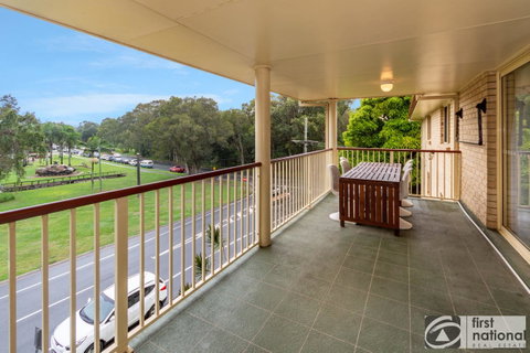 Immaculate Spacious Second Floor Unit Overlooking Pristine Parklands - Accommodation Main Beach 2