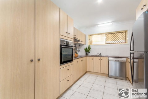 Immaculate Spacious Second Floor Unit Overlooking Pristine Parklands - Accommodation Main Beach 7