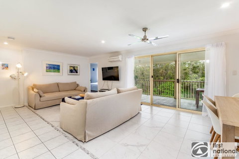 Immaculate Spacious Second Floor Unit Overlooking Pristine Parklands - Accommodation Main Beach 3