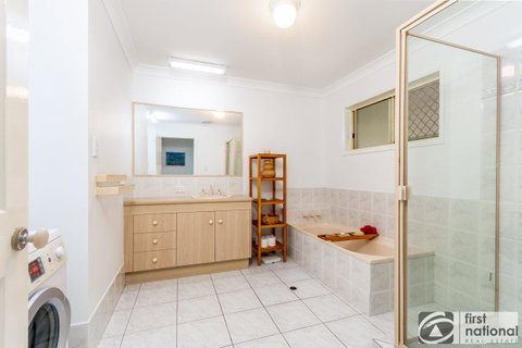 Immaculate Spacious Second Floor Unit Overlooking Pristine Parklands - Accommodation Main Beach 1