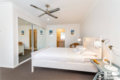Immaculate Spacious Second Floor Unit Overlooking Pristine Parklands - Accommodation Main Beach 11