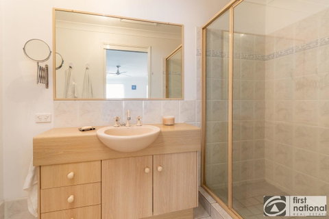 Immaculate Spacious Second Floor Unit Overlooking Pristine Parklands - Accommodation Main Beach 13