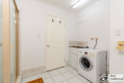 Immaculate Spacious Second Floor Unit Overlooking Pristine Parklands - Accommodation Main Beach 5