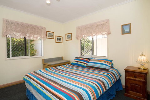 Lowset, Pet Friendly Cottage - Sunset Ave, Bongaree - Accommodation Main Beach 15