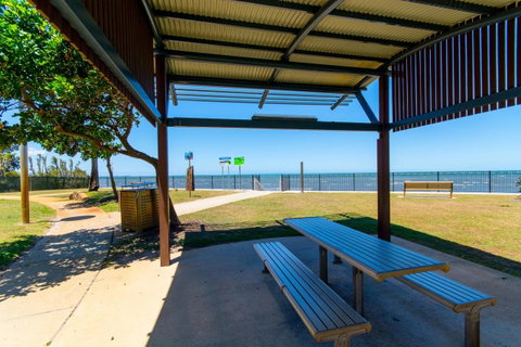 Lowset, Pet Friendly Cottage - Sunset Ave, Bongaree - Accommodation Main Beach 16