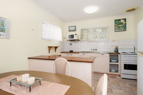 Lowset, Pet Friendly Cottage - Sunset Ave, Bongaree - Accommodation Main Beach 1