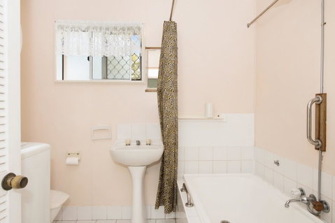 Lowset, Pet Friendly Cottage - Sunset Ave, Bongaree - Accommodation Main Beach 17