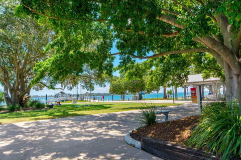 Lowset, Pet Friendly Cottage - Sunset Ave, Bongaree - Accommodation Main Beach 3