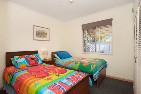 Lowset, Pet Friendly Cottage - Sunset Ave, Bongaree - Accommodation Main Beach 7