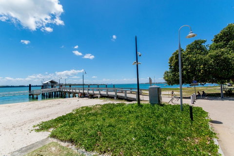 Lowset, Pet Friendly Cottage - Sunset Ave, Bongaree - Accommodation Main Beach 14