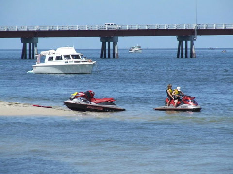 Lowset, Pet Friendly Cottage - Sunset Ave, Bongaree - Accommodation Main Beach 8
