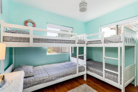 Charm And Comfort In This Ground Floor Unit With Water Views! Welsby Pde, Bongaree - Accommodation Main Beach 13