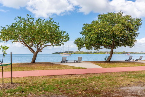 Charm And Comfort In This Ground Floor Unit With Water Views! Welsby Pde, Bongaree - Accommodation Main Beach 15