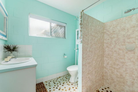 Charm And Comfort In This Ground Floor Unit With Water Views! Welsby Pde, Bongaree - Accommodation Main Beach 11