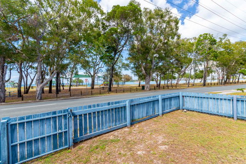 Charm And Comfort In This Ground Floor Unit With Water Views! Welsby Pde, Bongaree - Accommodation Main Beach 12